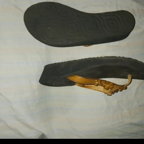 Clarks Women's Tan Floral Sandals - Picture 3 of 3